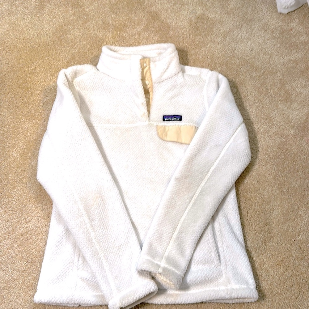 White Patgonia sweatshirt